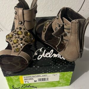 Preowned Sam Edelman Grey leather bejeweled buckle/zipper flat sandals. Sz 7.5M